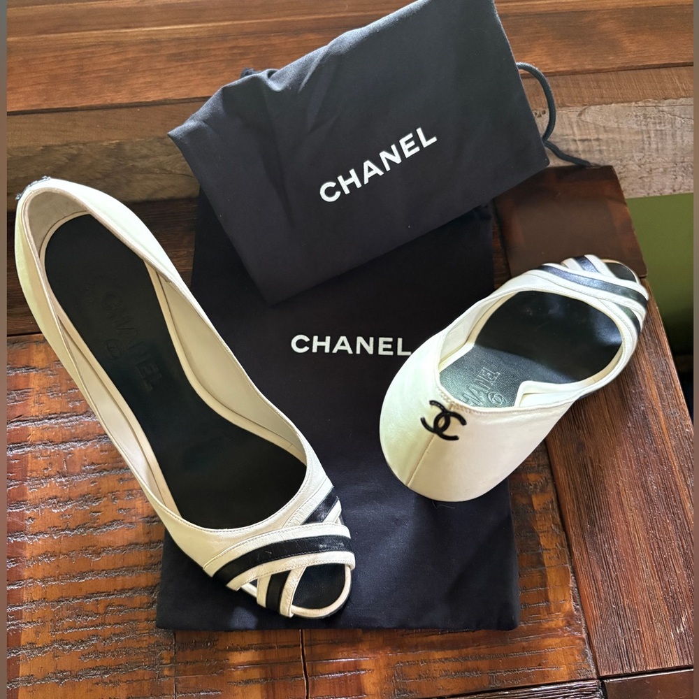 Chanel cream black peep toe pumps heels EU 39 us 8.5 9